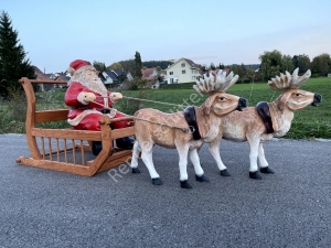 Santa Claus und Rentiere mit Schlitten für aussen