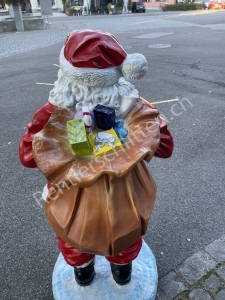 Grosser Weihnachtsmann mit  Geschenken im Sack