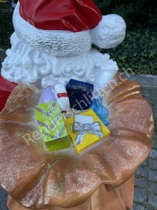 Grosser Weihnachtsmann mit Weihnachtsgeschenken