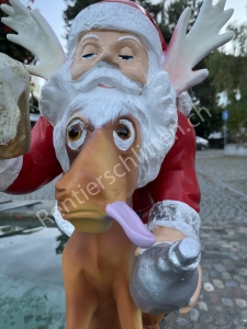 Weihnachtsmann der auf Rudolf Rentier eingenickt ist