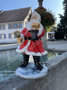Weihnachtsmann 65 cm hoch, auf stabilem Sockel