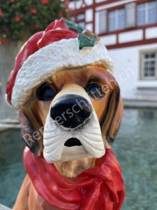 Hund mit Weihnachtsmütze und rotem Schal, 47 cm hoch