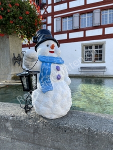 Schneemann mit Topfhut und elektr. Laterne 230 V, 49 cm hoch, beleuchteter Deko Schneemann für draussen