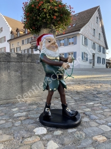 Elfe mit Standfuss, 90 cm hoch, als Weihnachtsdekoration draussen