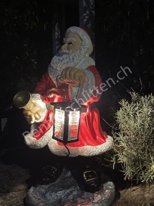 Weihnachtsmann beleuchtet mit Laterne für draussen