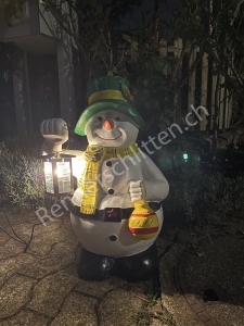 Beleuchteter Schneemann mit Laterne