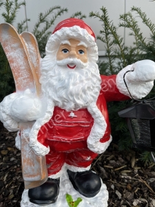 Weihnachtsmann 41 cm hoch auf Standsockel mit Ski und Laterne