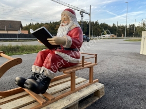 Weihnachtmann mit SchlittenRentier als Weihnachtsbeleuchtung