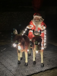 LED Rentier mit Schlitten beleuchtet: Weihnachtsmann mit Rentierschlitten 2 Rentiere 130 cm