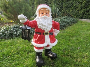 Kleiner Weihnachtsmann mit elektrischer Laterne 230V, 48cm hoch, Deko Weihnachtsmann Figur für draussen