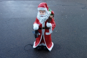Weihnachtsmann Figur gross für draussen, mit elektrischer Laterne 230V, 103cm hoch
