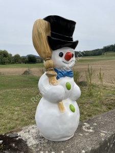 Deko Schneemann gross, mit Besen in der Hand und Zylinder auf dem Kopf