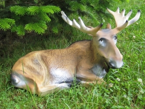 Deko Elch liegend, 67 cm lang, als Weihnachtsdekoration für draussen