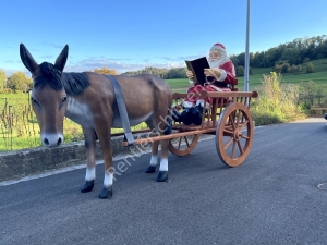 Lebensgrosser Esel mit Wagen und Samichlaus mit Buch, von vorne