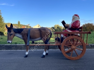 Lebensgrosser Esel mit Wagen und Samichlaus mit Buch, von der Seite