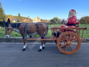 Lebensgrosser Esel mit Wagen und Samichlaus mit Zügeln, von der Seite