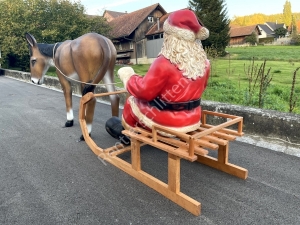 Lebensgrosser Esel mit Schlitten und Samichlaus, von Hinten