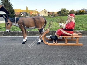 Lebensgrosser Esel mit Schlitten und Samichlaus, Seitenansicht