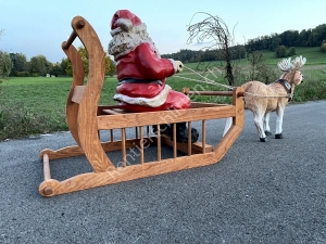 Rentier und Weihnachtsmann mit Rentierschlitten für die Weihnachtsmanndekoration draussen