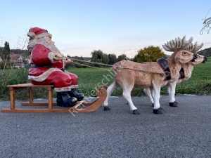 Zweier Rentier mit Schlitten und Weihnachtsmann mit Rentierschlitten