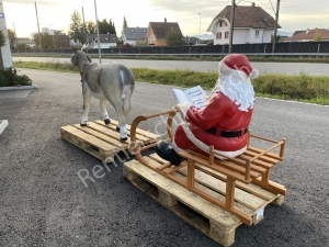 Rentier mit Schlitten und Weihnachtsmann