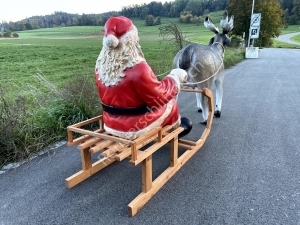 Lebensgrosses Rentierschlitten -Gespann mit Weihnachtsmann auf dem grossen Rentierschlitten, 270 cm Gesamtlänge