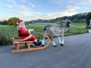 Rentierschlitten - Rentier mit Schlitten XXL und Weihnachtsmann auf grossem Weihnachtsschlitten