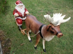 Rentier mit Schlitten und Weihnachtsmann als Weihnachtsdekoration