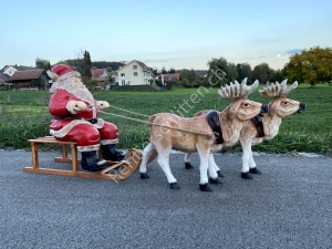 Rentier mit Schlitten und Weihnachtsmann mit Rentierschlitten