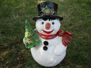 Schneemann Deko Figur klein mit Weihnachtsbaum in der Hand, 33 cm hoch, Deko Schneemann Figur für draussen