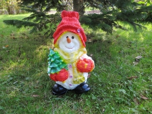 Schneemann mit roter Mütze und Weihnachtsbaum in der Hand, 44 cm hoch, Deko Schneemann für draussen