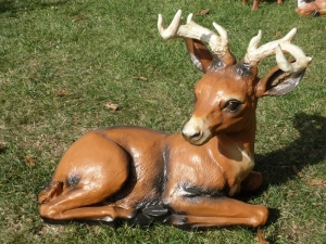 Weihnachtsdeko Reh Gold: Deko Rehbock liegend, 45cm lang