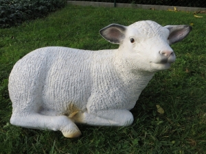 Zur Weihnachtskrippe mit grossen Figuren: Schaf liegend, 30 cm hoch