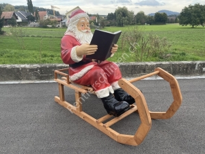 Weihnachtsmann sitzt auf Rentierschlitten, Buch lesend, , Rentierschlitten 130cm lang, Santa Claus 95 cm hoch
