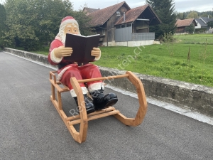 Weihnachtsmann auf Schlitten sitzend, liest im Buch, Rentierschlitten 130cm lang, Santa Claus 95 cm hoch