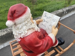 Grosser Santa Claus, 95 cm hoch, sitzt auf Rentierschlitten, 130 cm lang, und liest im Buch