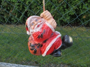 Weihnachtsmann klein hängend, 30cm hoch, Deko Weihnachtsmann Figur für draussen und drinnen