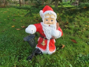 Weihnachtsmann klein mit elektrischer Laterne 230V beleuchtet, 40cm hoch, Weihnachtsmann Figur für draussen