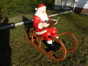 Weihnachtsmann gross, 95 cm hoch, auf Rentier-Schlitten, mit Buch