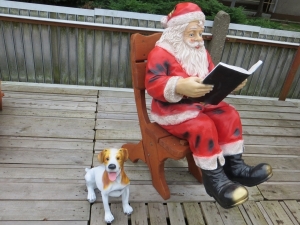 Weihnachtsmann Figur gross für draussen, sitzend, Buch lesend, 95 cm hoch