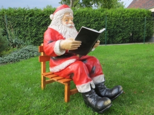 Weihnachtsmann Figur gross für draussen, sitzend, Buch lesend, mit Stuhl, 95 cm hoch