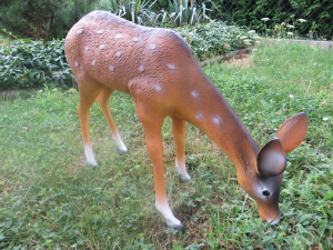 Weihnachtsreh Deko: Rehkitz fressend, 41cm hoch